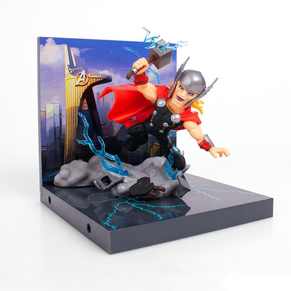 Figura de Thor en diorama con escena en NYC on la torre Avengers de fondo y rayos alrededor de él , los escenarios son unibles y se conectan entre sí con los otros personajes de la coleccción MARVEL y puedes intercambiar personajes entre si.