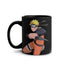 Taza en color negro, con la imagen de  Naruto Shippuden, basado en el famoso manga y animé, viene Naruto en salto de ataque con su arma Shinobi en la mano, del otro lado trae el logotipo de Naruto Shippuden