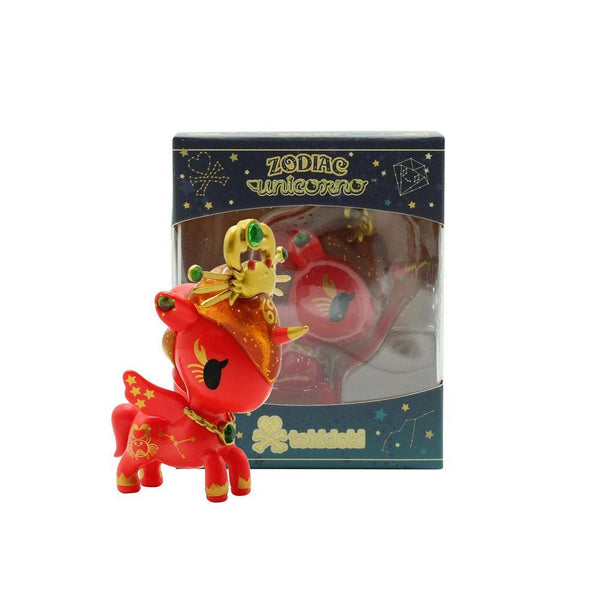 Unicornio de vinil de la marca Tokidoki para su línea Unicorno Zodiac, En color rojo con detalles en dorado como estrellas, la constelación de Cáncer
