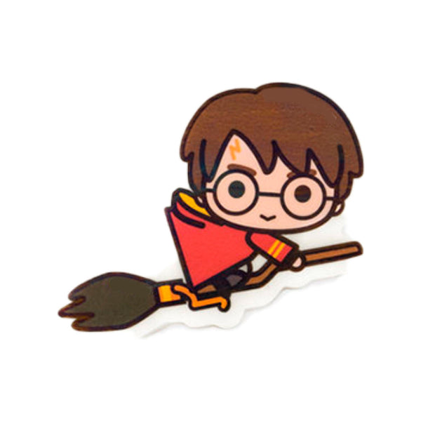 goma con la imágen de Harry Potter en versión caricatura volando en su escoba atoda velicidad. 

 

 

FICHA TÉCNICA NOVELMEX: 

 

Material: Goma 
Dimensión: 6 cm largo, 4 cm alto y 1.5 cm. ancho 
Peso: 25 g. 
Empaque: bolsa transparente 